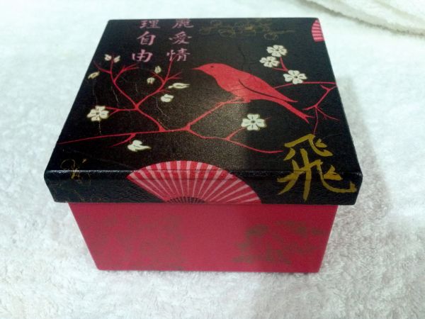 Caixa com decoupagem guardanapo japonês e pintura especial