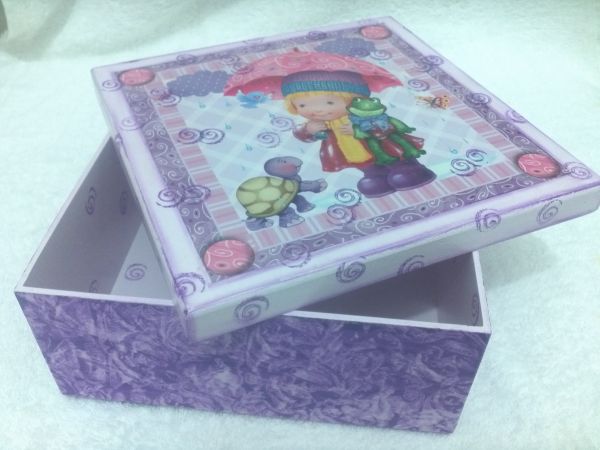 Caixa com decoupagem menina e pintura especial