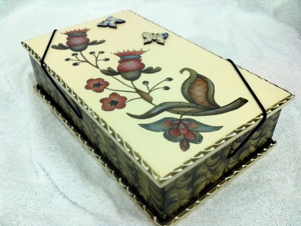 Caixa retangular com decoupagem, pintura especial e apliques
