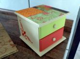 Cômoda porta jóias 2 gavetas com decoupagem e pintura espec