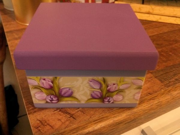 Caixa com decoupagem lilás (tulipas)