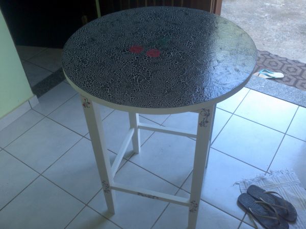 Restauração em mesa com pintura craquelê e carimbos