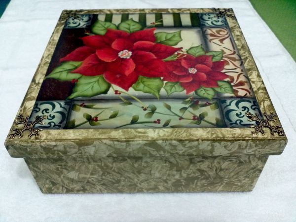 Caixa com decoupagem floral, pintura especial e apliques