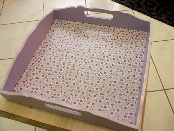 Bandeja com decoupagem guardanapo lilás