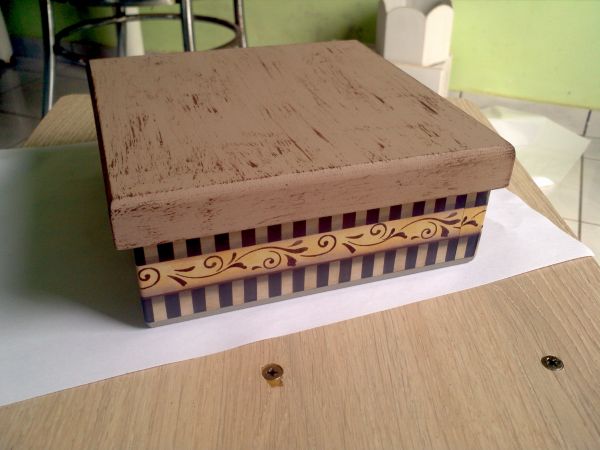 Caixa com decoupagem e pintura especial