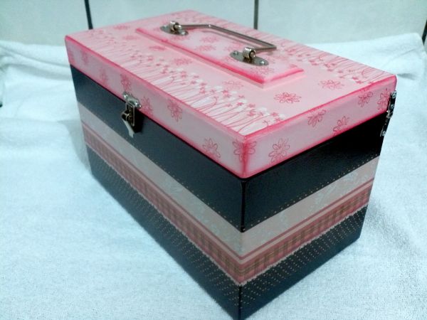 Maleta Catarina com decoupagem, pintura especial e carimbos