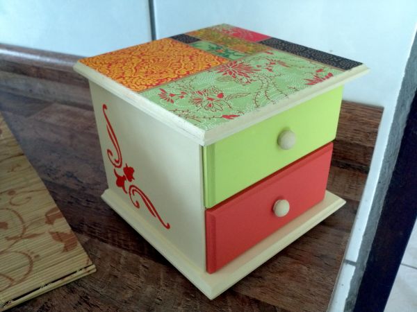 Cômoda porta jóias 2 gavetas com decoupagem e pintura espec