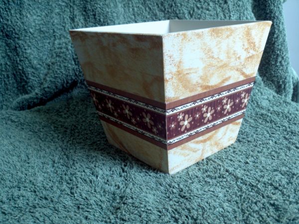Cachepô com decoupagem adesiva e pintura especial
