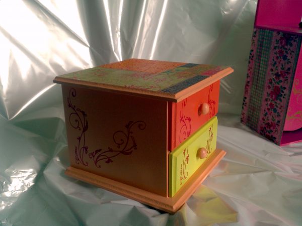 Cômoda porta jóias 2 gavetas com decoupagem e pintura espec