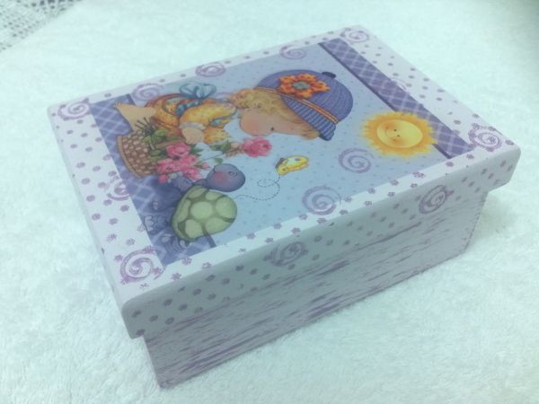 Caixa retangular com decoupagem menina e pintura especial