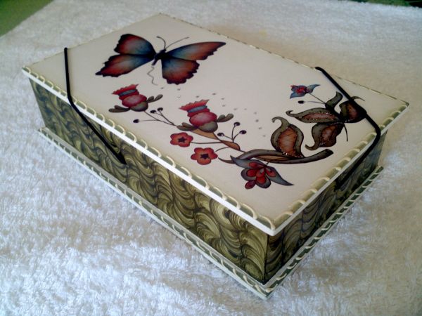 Caixa retangular com decoupagem e pintura especial