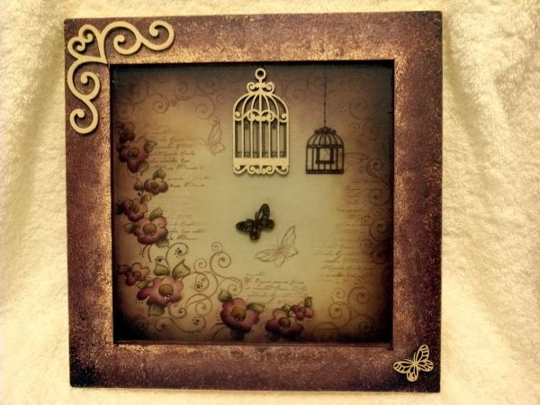Quadro com decoupagem floral e apliques