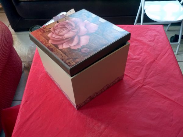 Caixa com decoupagem Rosas