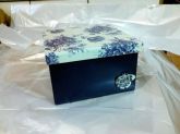 Caixa com decoupagem floral azul e branca e apliques