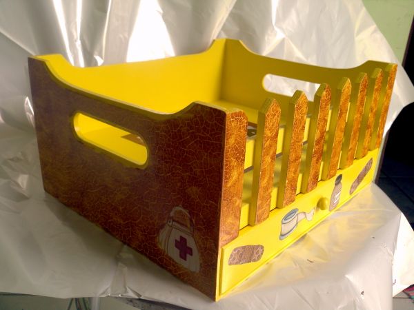 Caixa medicamentos com gaveta com pintura especial craquele
