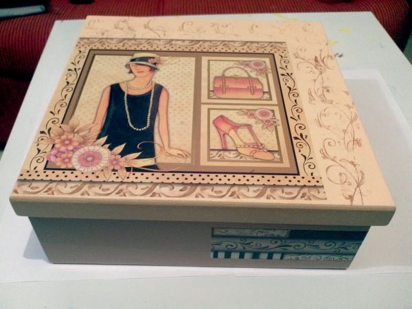 Caixa quadrada com decoupagem vintage
