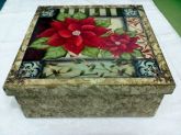 Caixa com decoupagem floral, pintura especial e apliques
