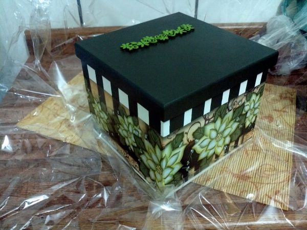 Caixa com decoupagem, pintura especial e aplique