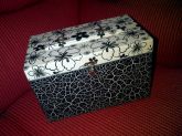 Maleta Catarina com decoupagem, pintura especial e craquele